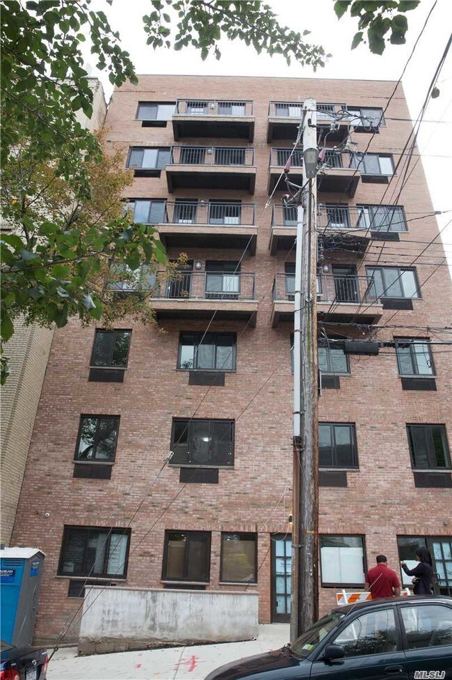 Building Photo - 524 E 236th St