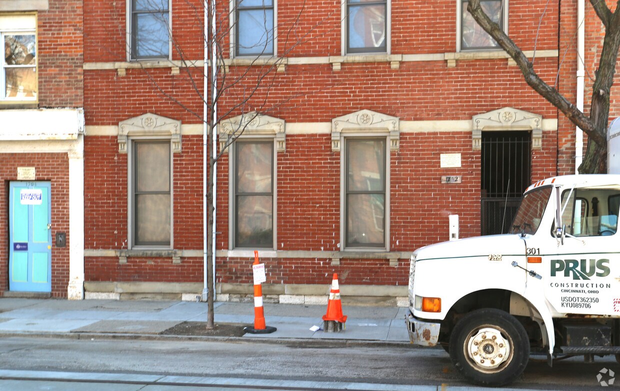 Building Photo - 1702 Elm St
