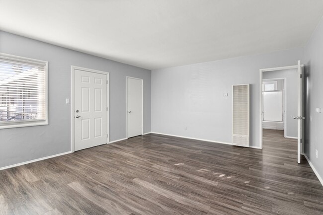 Building Photo - 1577 Pine Ave