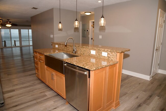 Building Photo - Waterfront Townhouse in Shalimar!