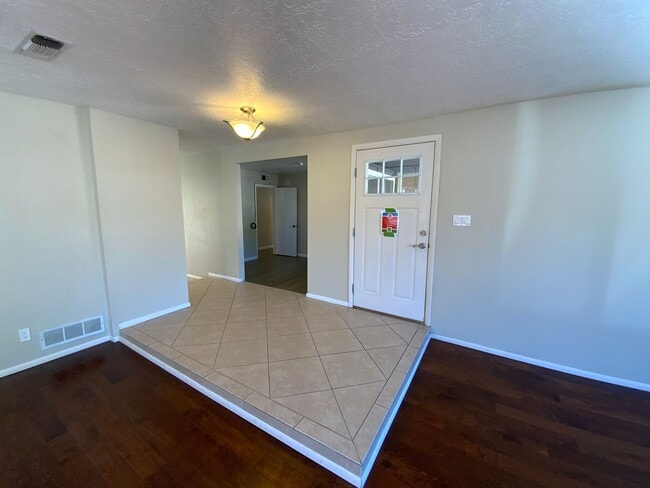 Foto del edificio - 4 Bedroom with Office Single Story Home Av...