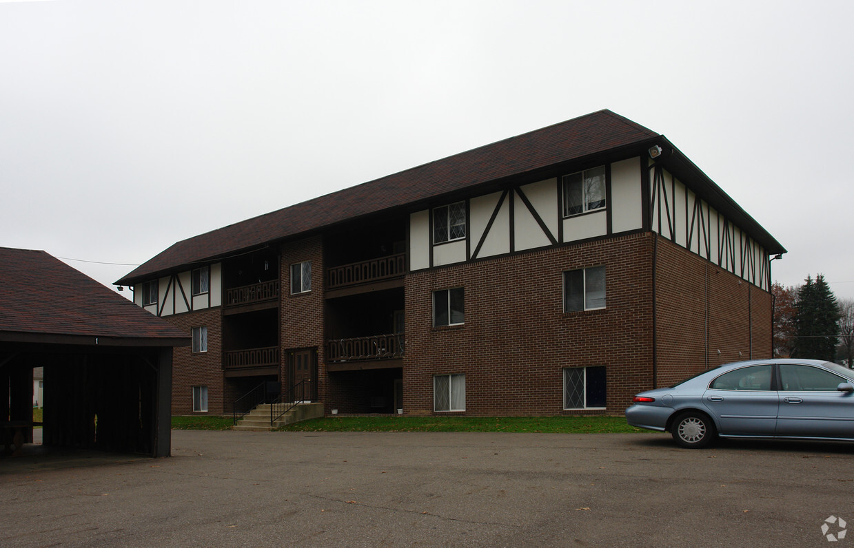 Building Photo - Villa West
