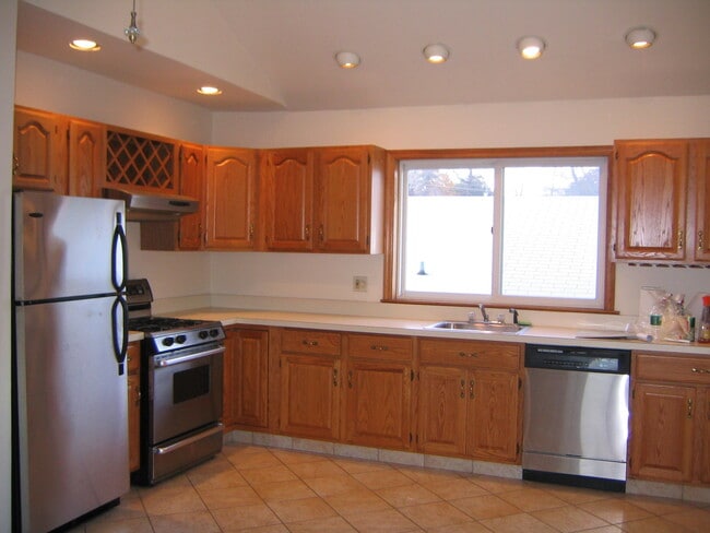 Kitchen - 31 Woodbury Ave