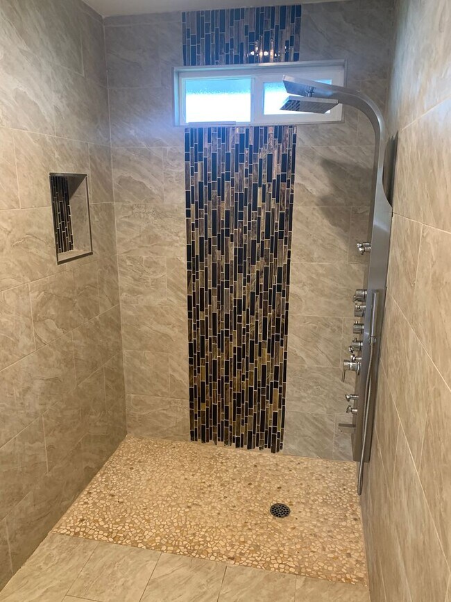 Building Photo - AVAILABLE NOW! 5 bedroom 2 bath