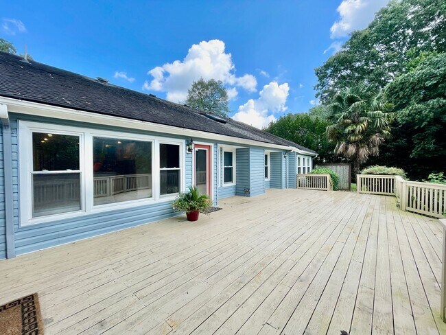 Building Photo - Fabulous 4-Bedroom Home in Great Neck Mead...