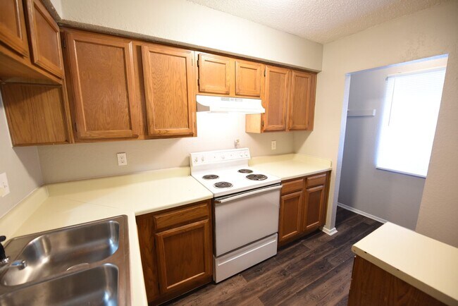 Foto del edificio - Spacious 2 story town home with fenced yard!