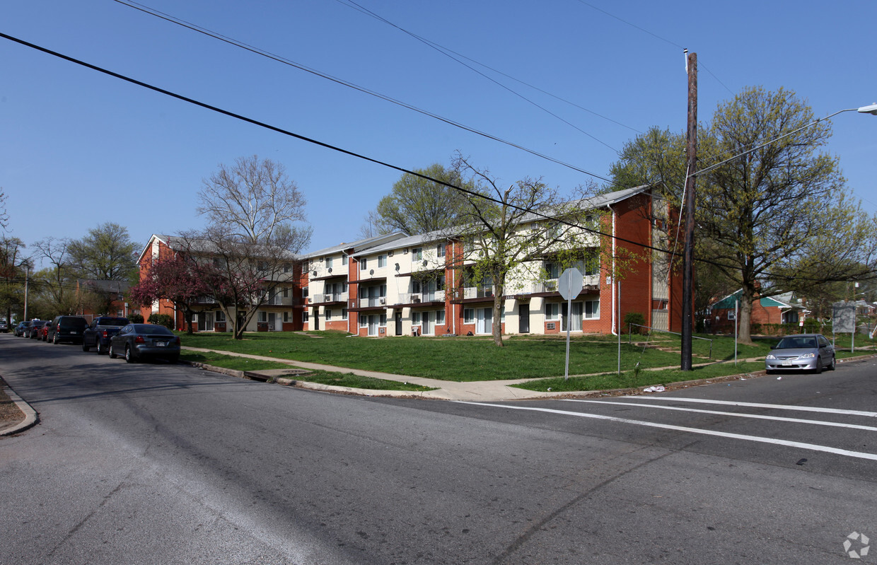 Primary Photo - Pinebrook Apartments