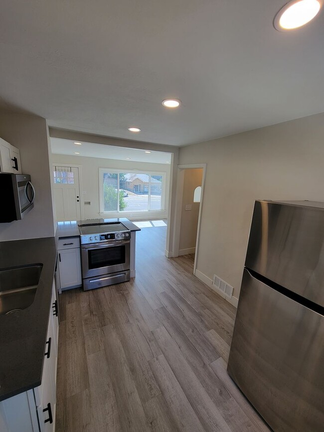 Building Photo - Theall Triplex