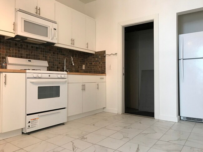 Building Photo - 303 5th Ave