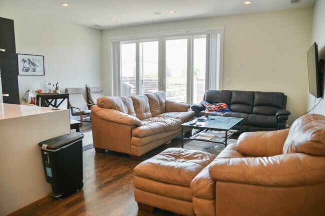 Foto del edificio - 2127 W Division St