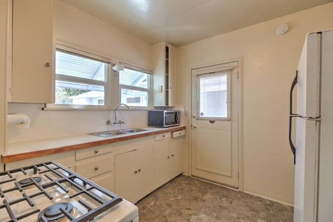 Building Photo - 1320 1/2 E. Colton Ave. Cozy 1 bedroom, 1 bathroom Redlands Cottage!