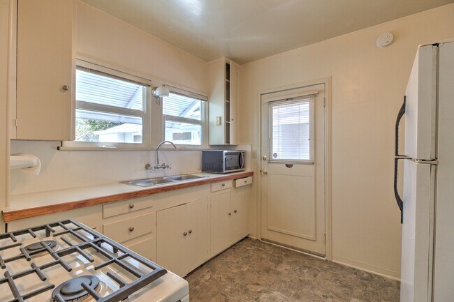 Foto del edificio - 1320 1/2 E. Colton Ave. Cozy 1 bedroom, 1 bathroom Redlands Cottage!