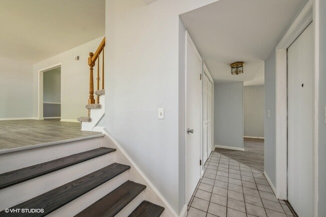 Building Photo - 2102 E Robinhood Ln