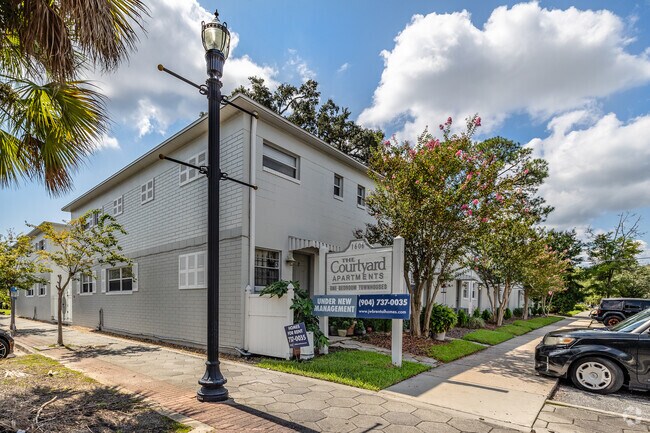 Foto principal - Courtyard Apartments