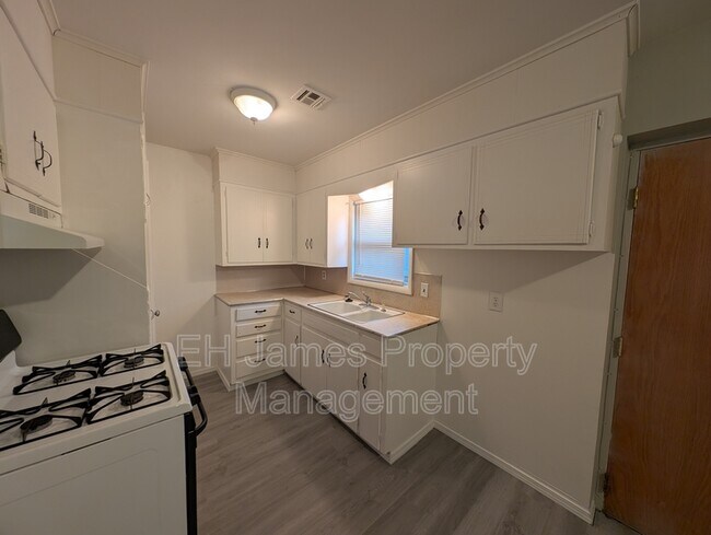 Foto del edificio - 8020 E 2nd St S