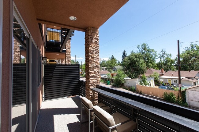 Building Photo - BEAUTIFUL Robbin Place 4 BD/3.5 BA Contemp...