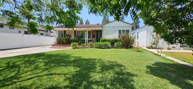 Building Photo - Charming Burbank home with Pool
