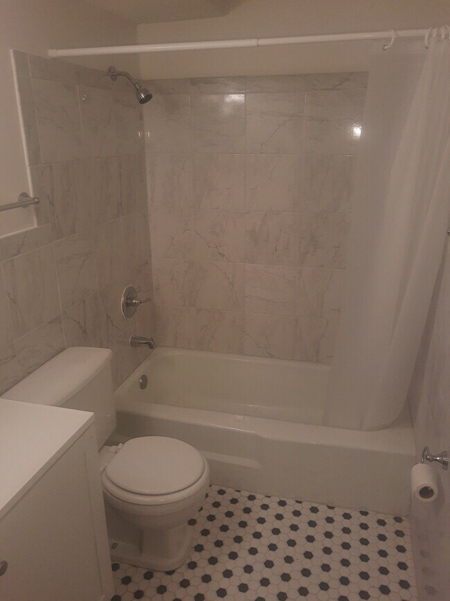 Bathroom - 1676 English St
