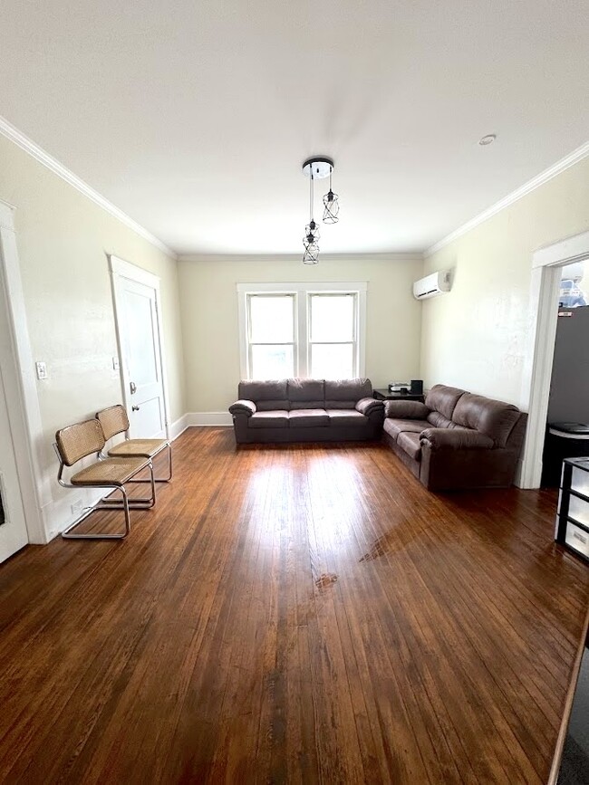 Building Photo - 1233 E Center St