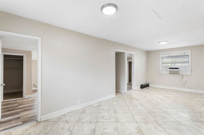 Foto del edificio - 3bdrm/1bath Home with large fenced yard  ** Section 8 OK ** $1,695.00