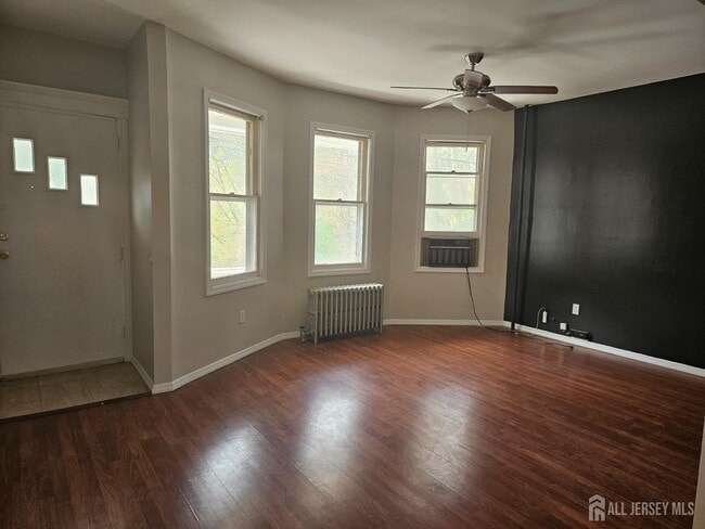 Building Photo - 421 River Dr