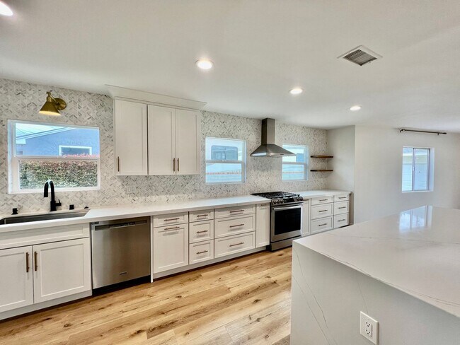 Foto del edificio - Gorgeous 3B/2BA house w/ large backyard & ...
