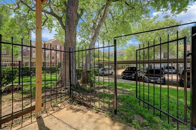 Building Photo - 2425 Augusta Dr