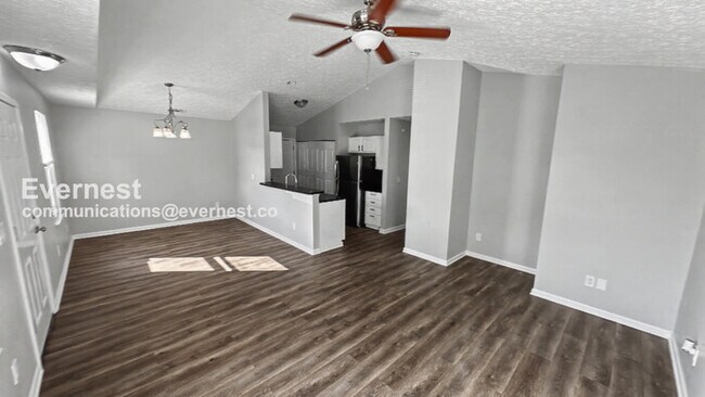 Building Photo - 4 Bed, 2.5 Bath Home with Fenced Yard & Garage / Pet-Friendly / Available Now!