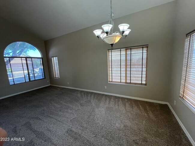 Foto del edificio - 1321 N Palmsprings Dr