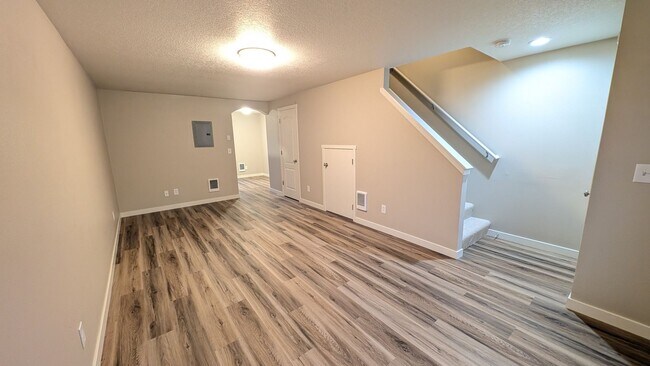 Foto del edificio - Wonderful townhouse in Forest Grove. First full months rent if your application is approved by Ap...