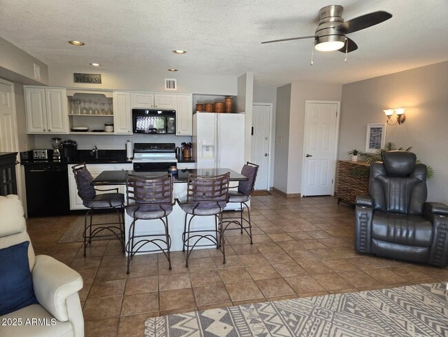 Building Photo - 8649 E Royal Palm Rd