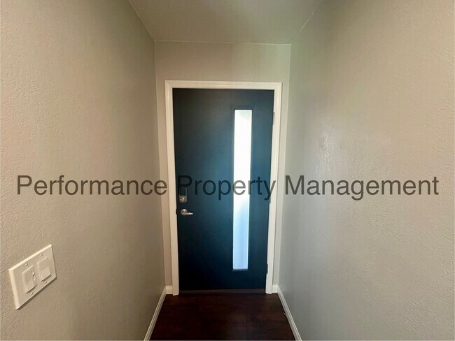 Foto del edificio - Charming 3 Bed/2 Bath NW Bakersfield Home w/ Solar, RBP & $0 Deposit Option