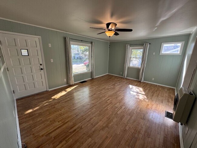 Building Photo - Great Location! 2-Bed, 1-Bath Home with Large Yard