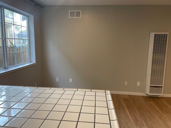 Building Photo - 2559 Clinton Ave