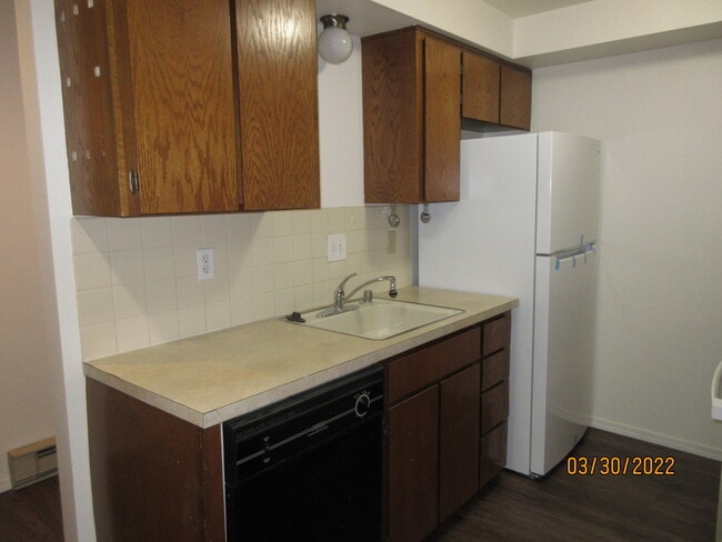 dishwasher, new fridge - 8737 N Colton St