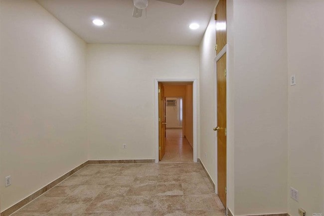 Building Photo - 2 bedroom in Glendale NY 11385