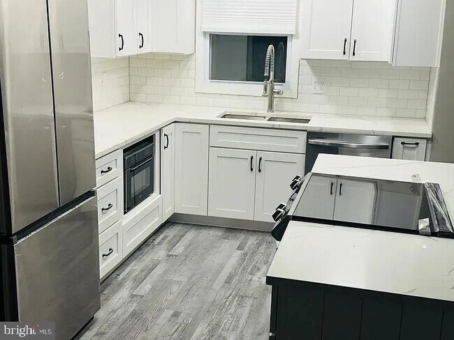 Foto del edificio - 2136 N Troy St