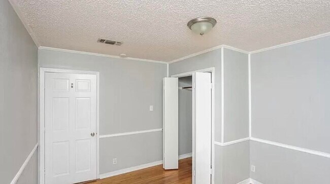 Building Photo - 3620 W Seminary Dr