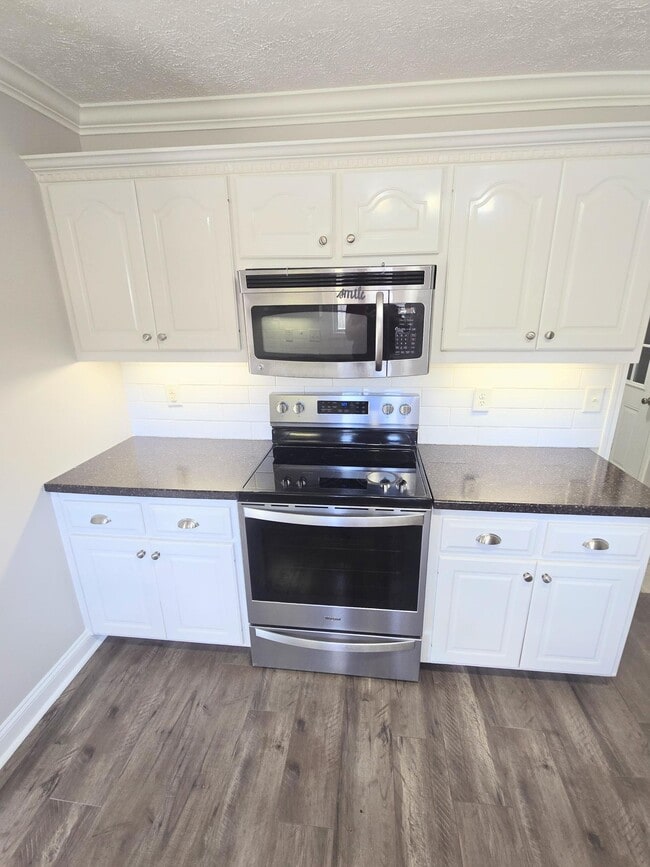 Building Photo - 565 Oakdale Dr