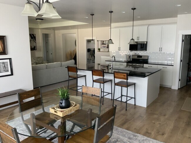 Foto del edificio - 8380 Lakeshore Dr