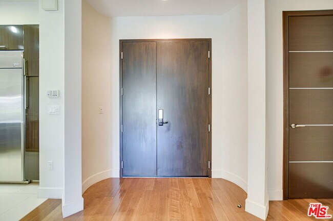 Building Photo - 1318 S Roxbury Dr