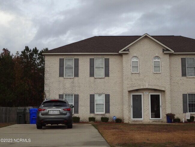 Building Photo - 217 S Pointe Dr