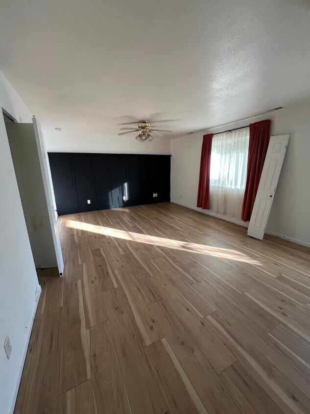 Foto del edificio - 1005 E Main St