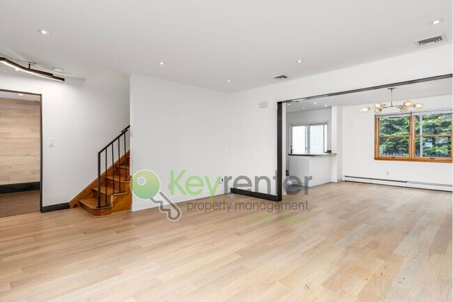 Foto del edificio - Spacious 4-Bedroom Home in Maywood | Yard, Home Office & Solar Panels