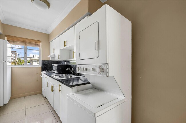 Foto del edificio - 8320 Crespi Blvd