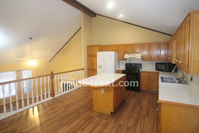 Foto del edificio - Wood floors finished  basement fenced yard