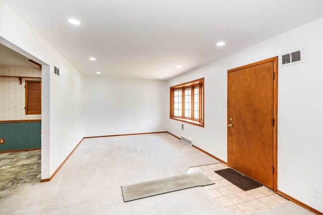 Building Photo - Lovely 3 Bedroom 1 Bathroom Home
