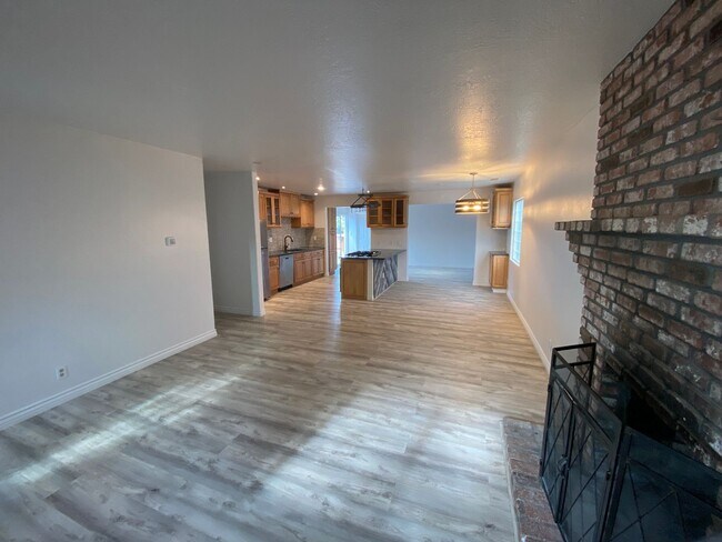 Foto del edificio - Charming 3-Bedroom Home with Fireplace & Private Yard – South B St, Lompoc