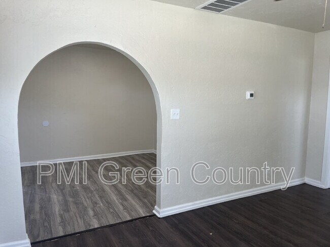 Foto del edificio - 2432 E Pine St