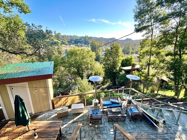 Foto del edificio - Fairfax Hillside Flat w/Valley Views